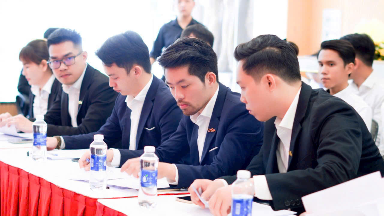 Henry Nguyễn tại văn phòng